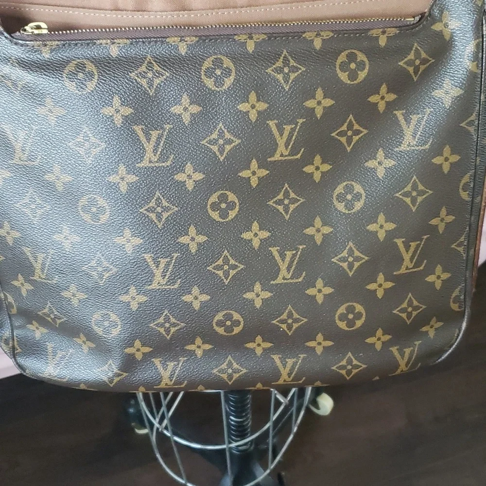 Louis Vuitton Monogram Canvas Crossbody Messenger in Brown/Gold